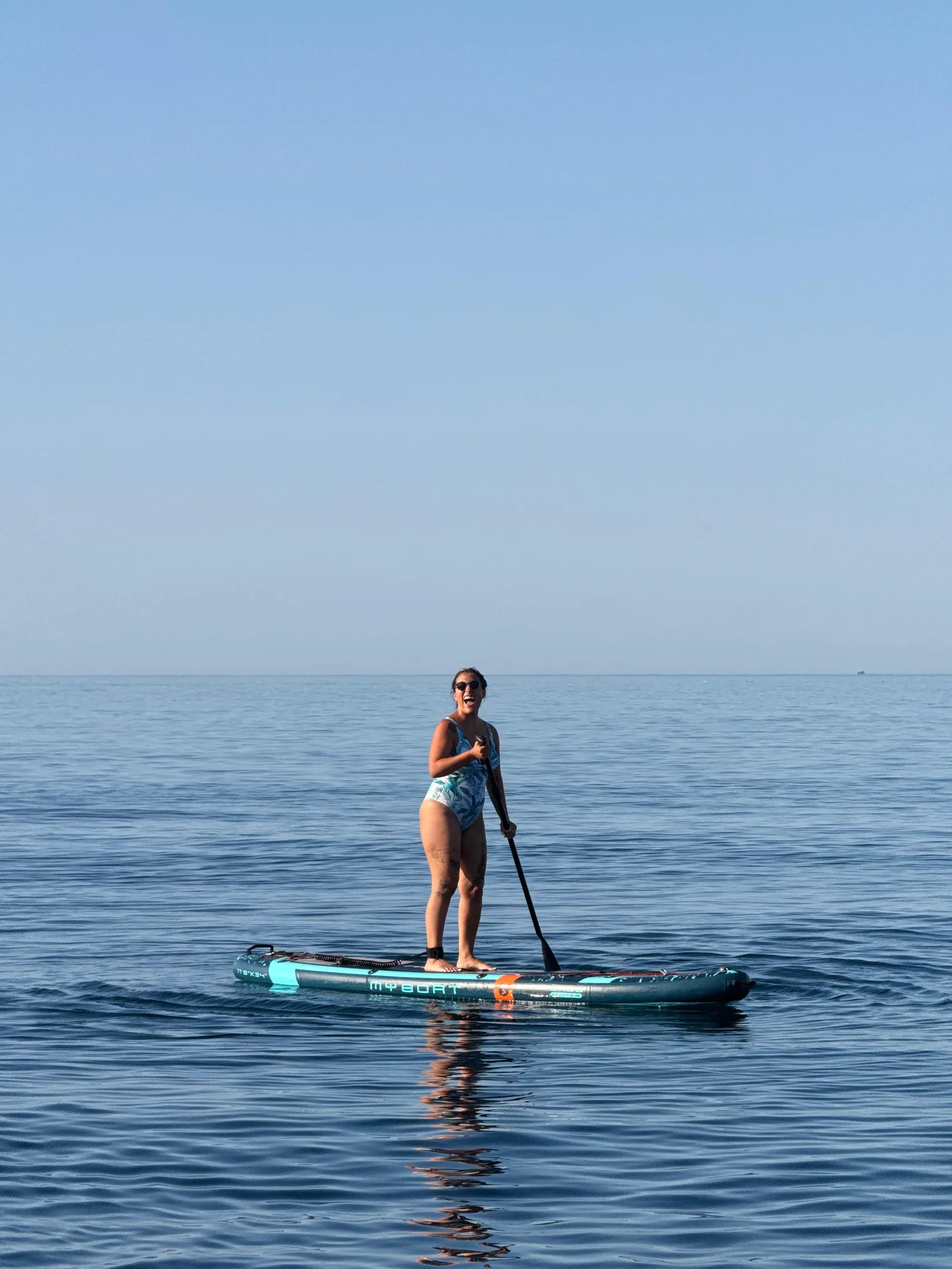Paddle surf en la playa de Benidorm, Costa Blanca