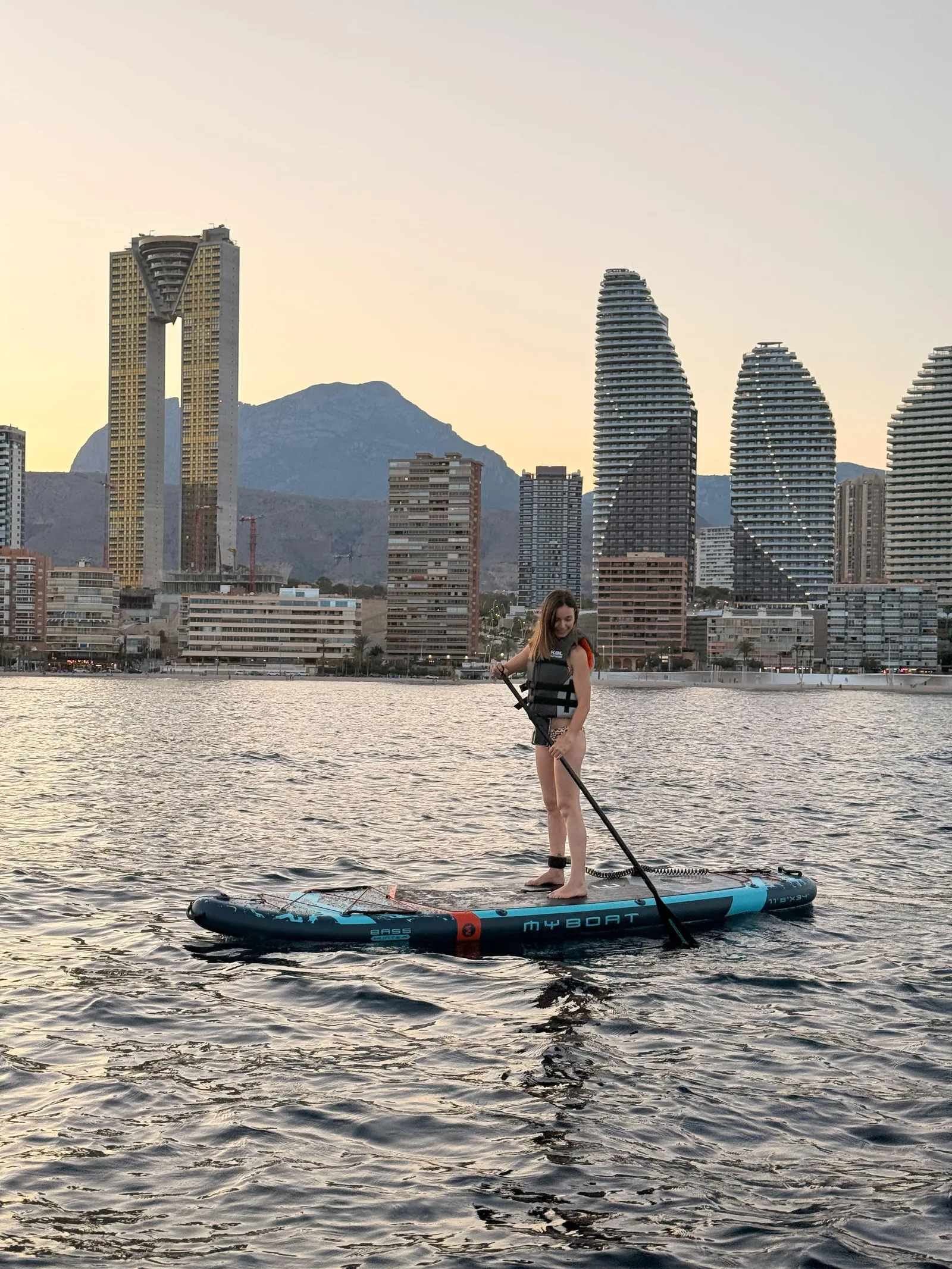Tabla de paddle surf lista para remar en Benidorm