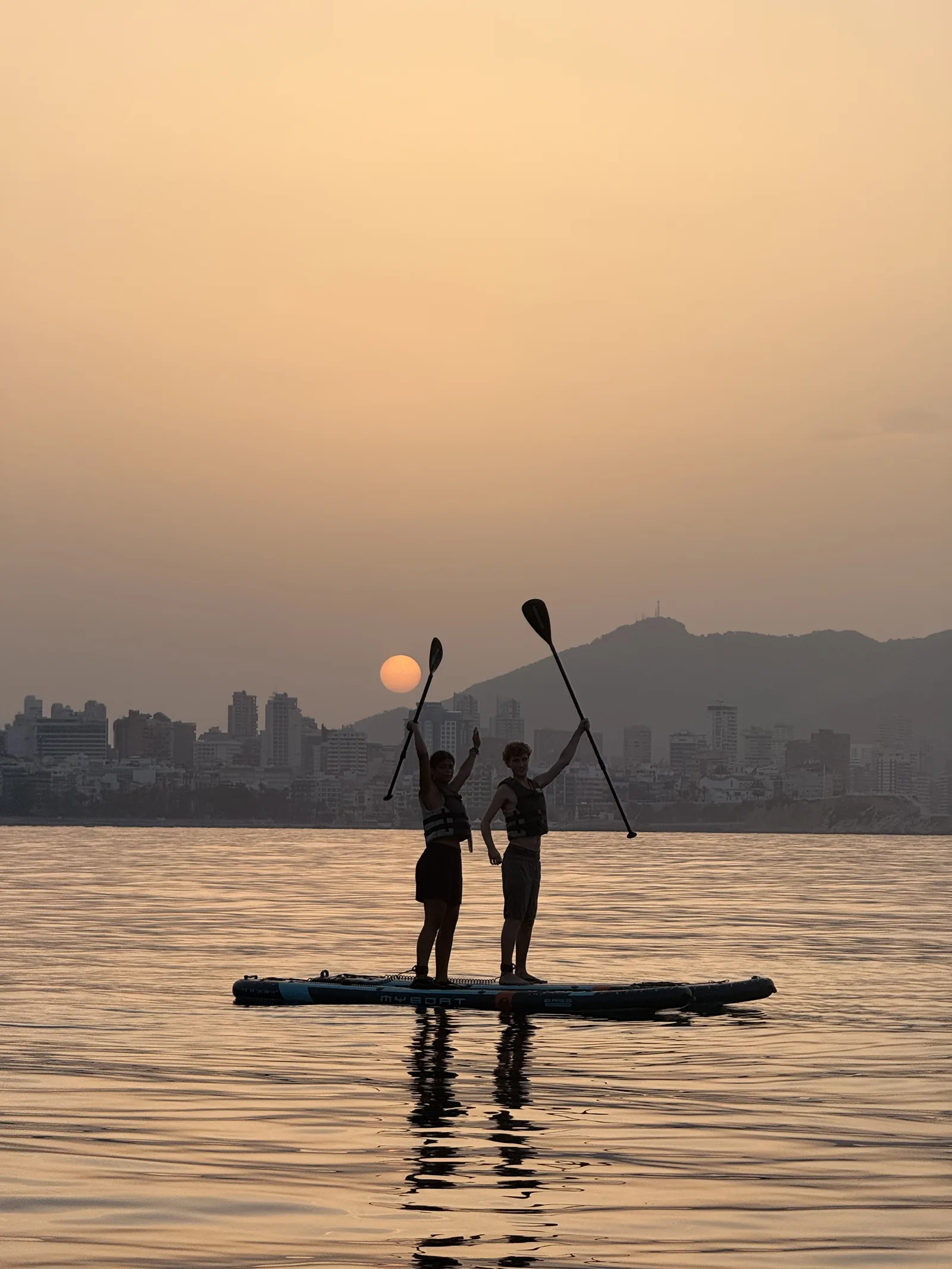 Ruta de paddle surf al amanecer frente al skyline de Benidorm