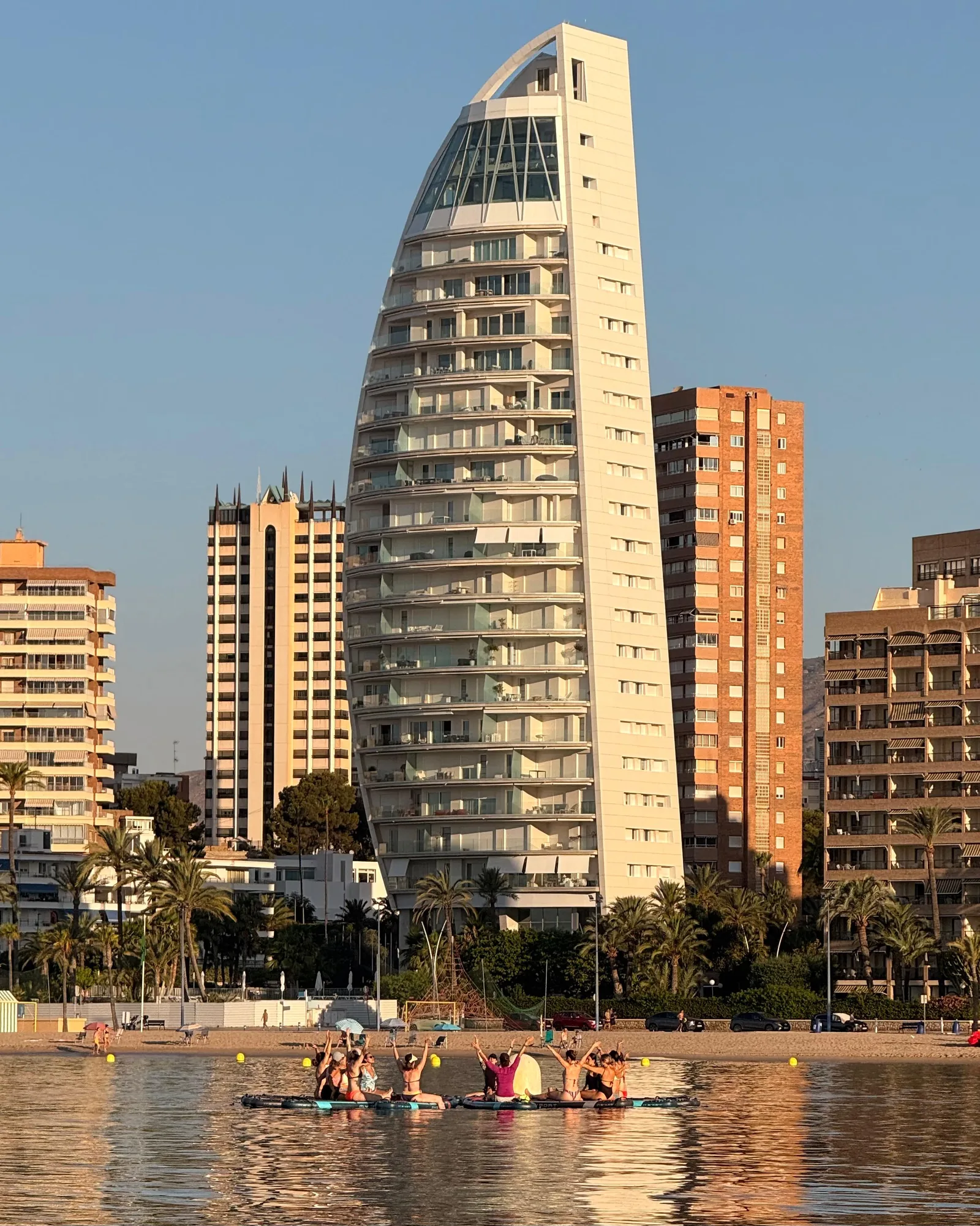 Clase de SUP Yoga sobre tabla de paddle surf en Benidorm