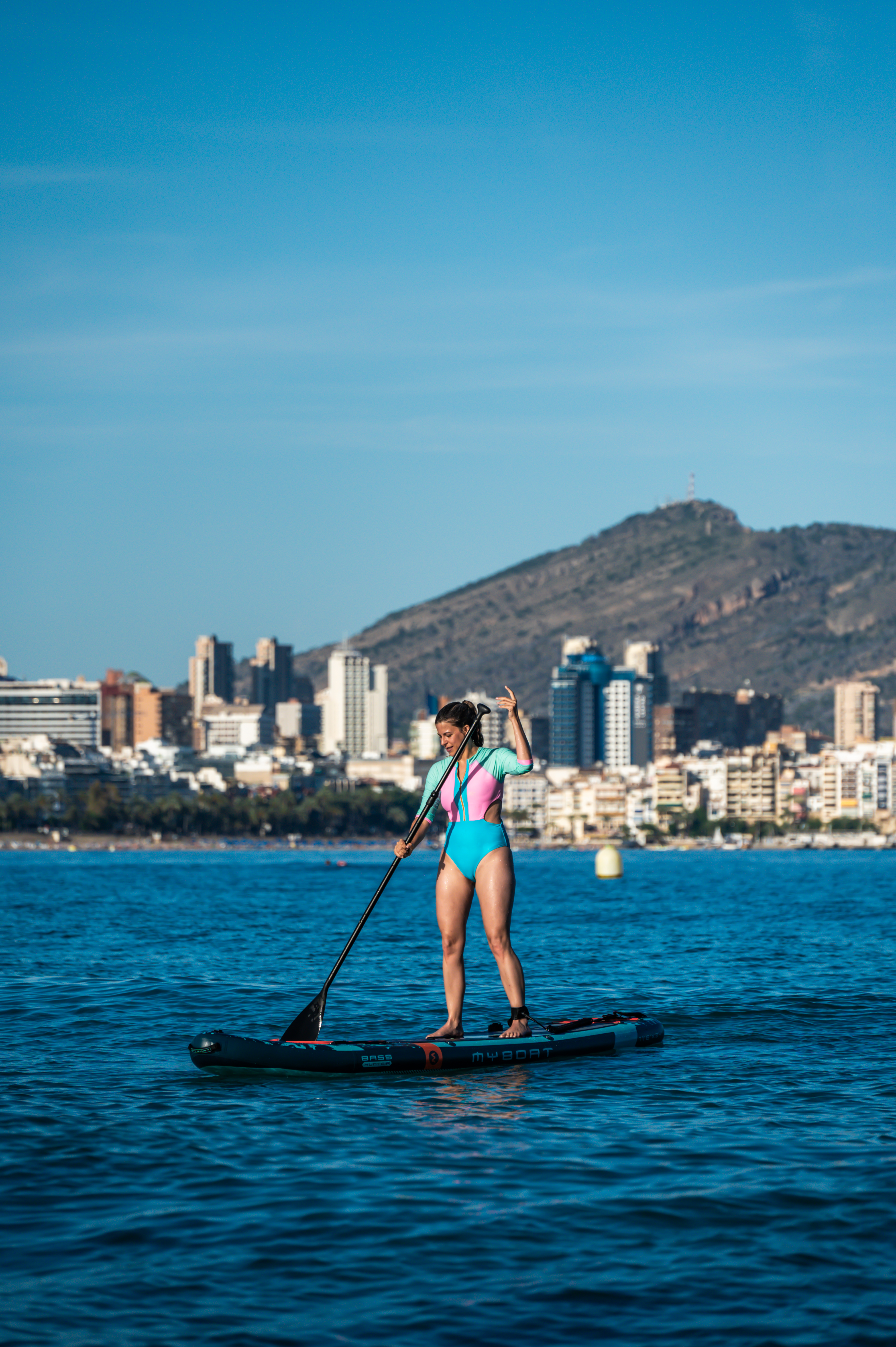 Dos personas haciendo paddle surf frente a la Isla de Benidorm