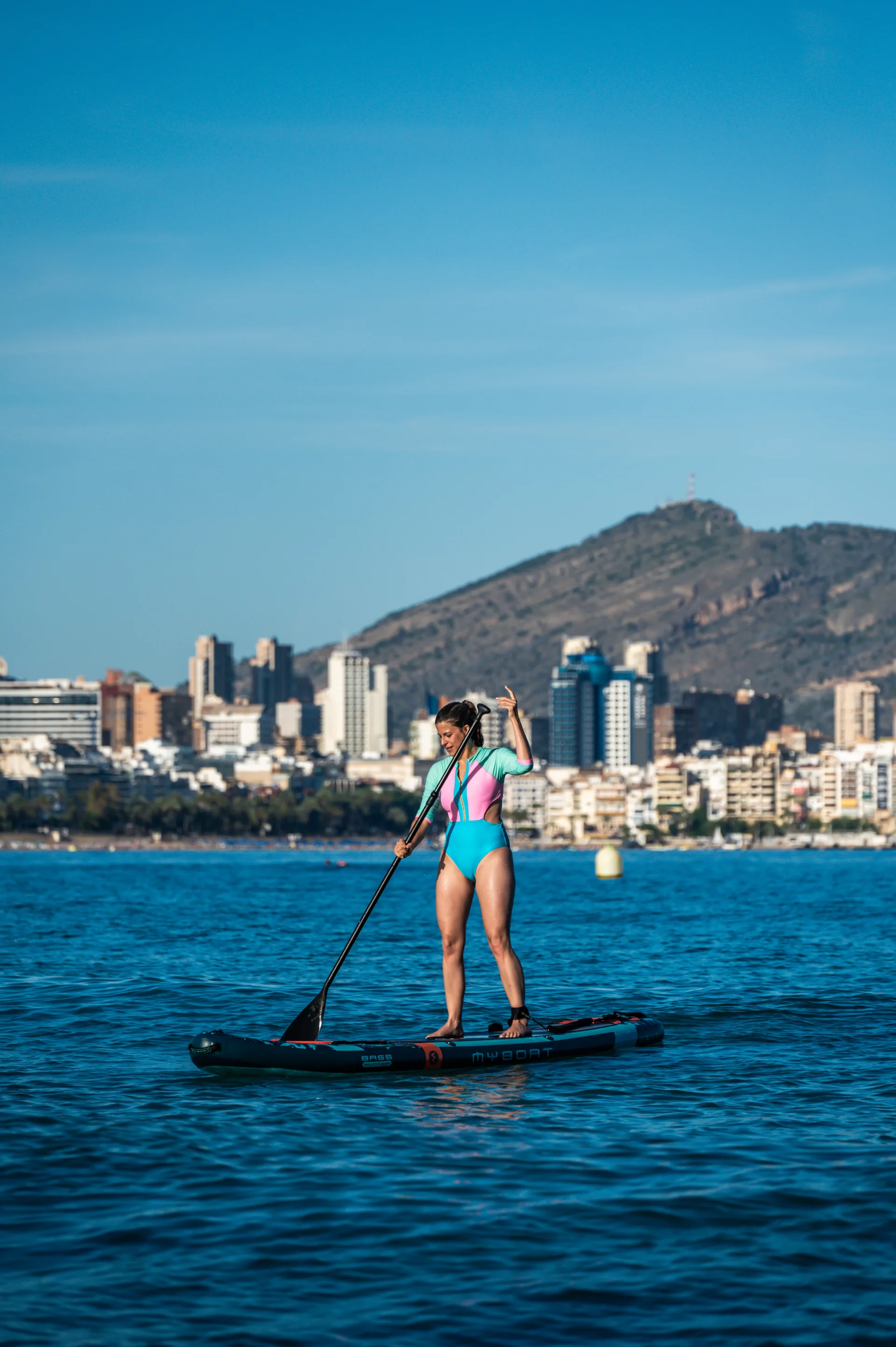 Dos personas haciendo paddle surf frente a la Isla de Benidorm