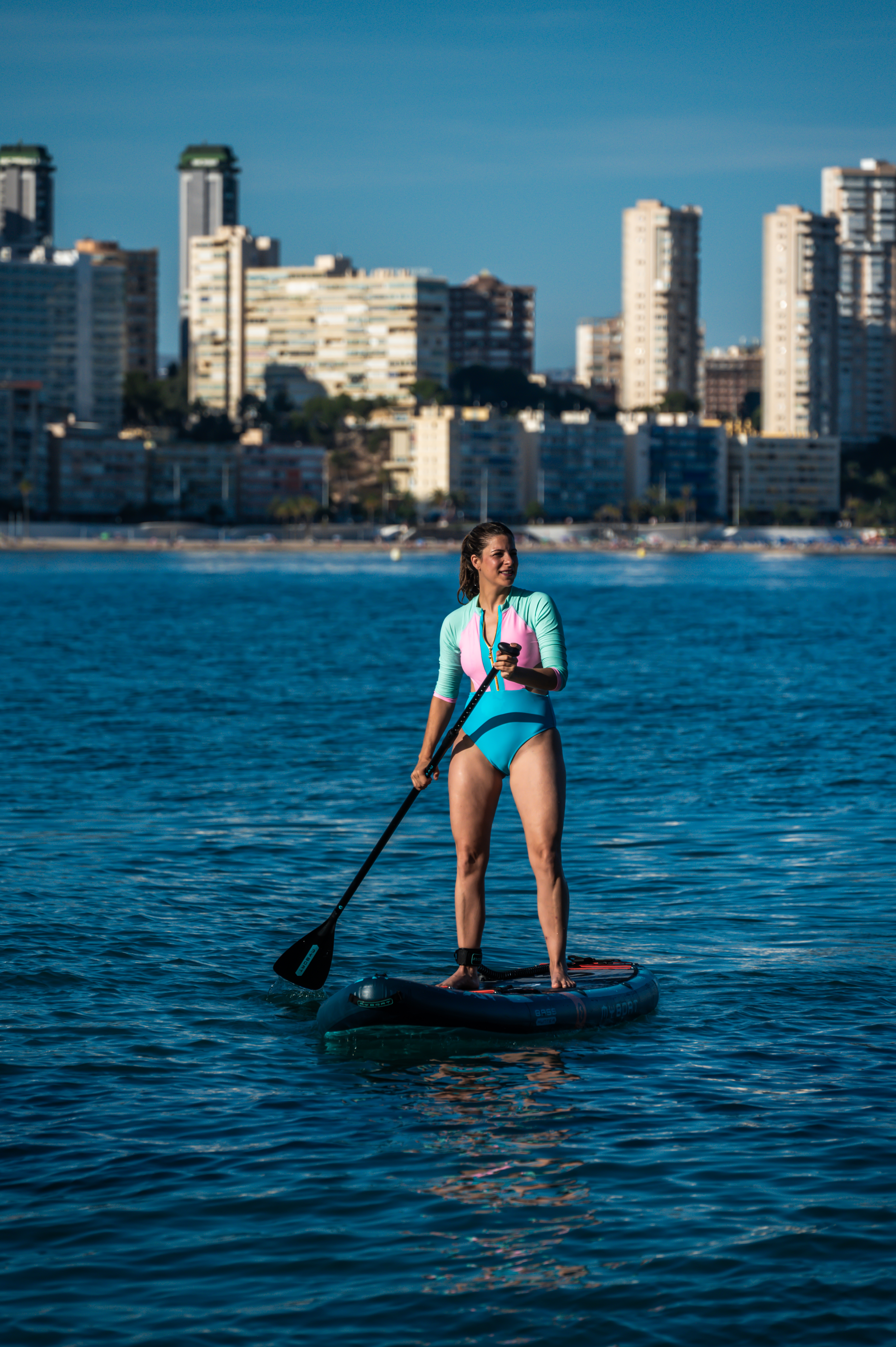 Persona disfrutando del paddle surf durante el día
