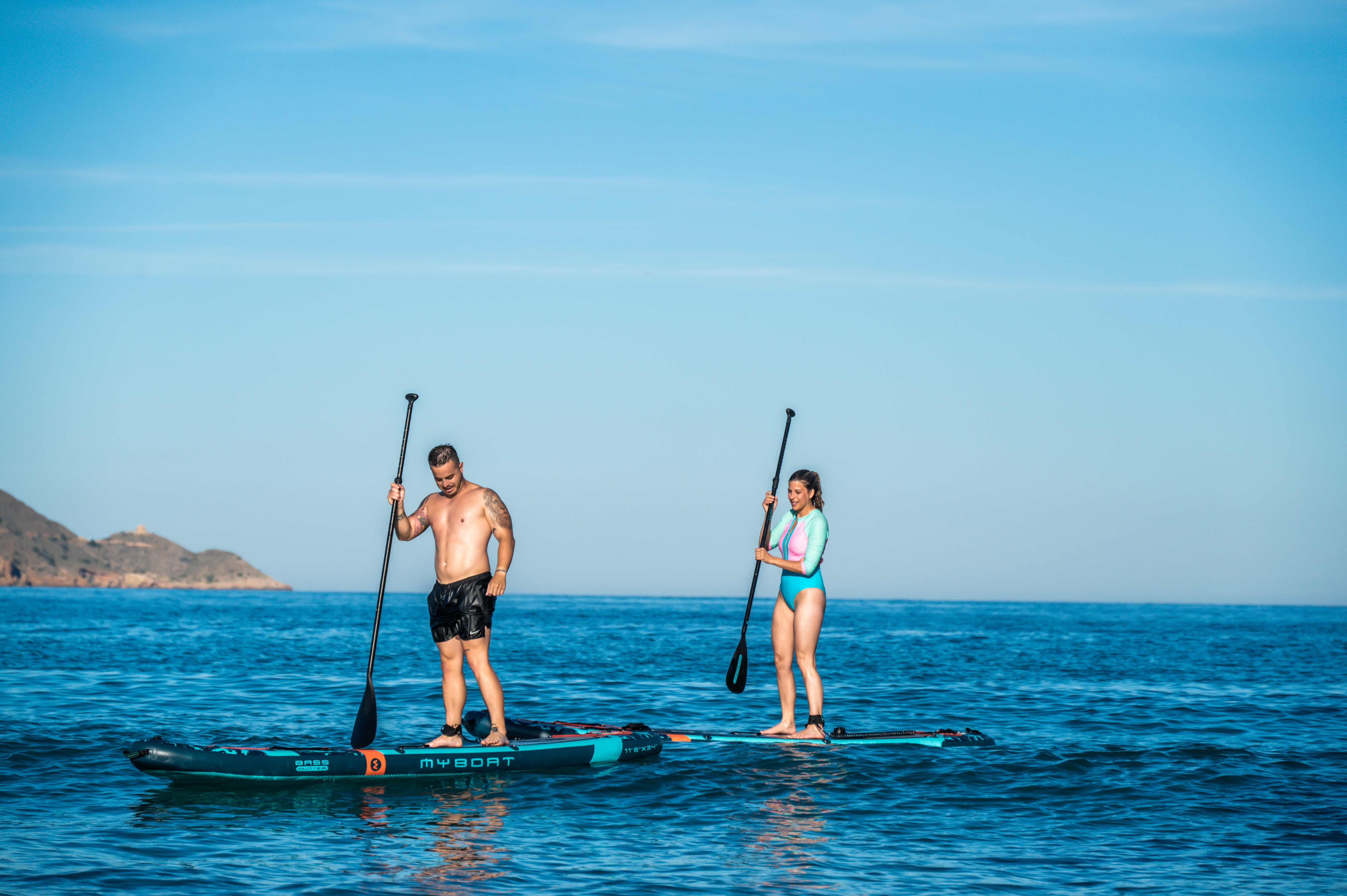 Grupo disfrutando de una ruta guiada en paddle surf